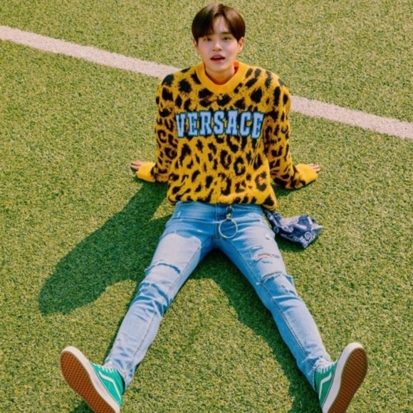 AUTHENTIC new VERSACE Yellow Jacquard Pop Animalier Sweater sz L - Picture 11 of 15